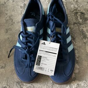 Adidas size 8 1/2 men shoes.
